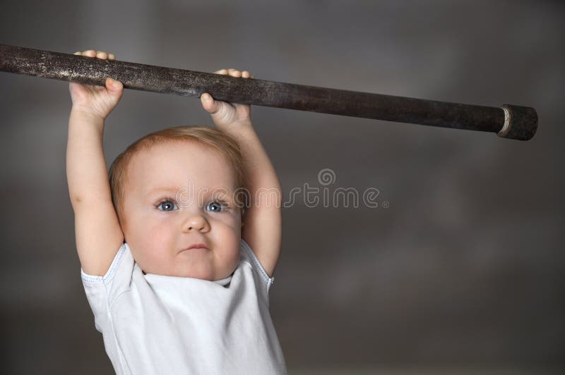 Petit enfant en bas âge fort de bébé jouant des sports Enfant pendant sa séance d'entraînement Succès et concept de gagnant photo libre de droits Petit enfant en bas âge fort de bébé jouant des sports Enfant pendant sa séance d'entraînement Succès et concept de gagnant photo libre de droits