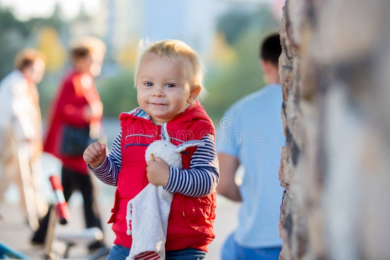 Petit enfant heureux, bébé garçon, riant et jouant avec apaiser photographie stock libre de droits Petit enfant heureux, bébé garçon, riant et jouant avec apaiser photographie stock libre de droits