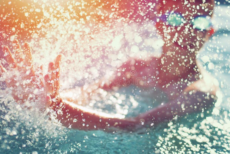 Petit enfant heureux éclaboussant dans l'eau image stock Petit enfant heureux éclaboussant dans l'eau image stock