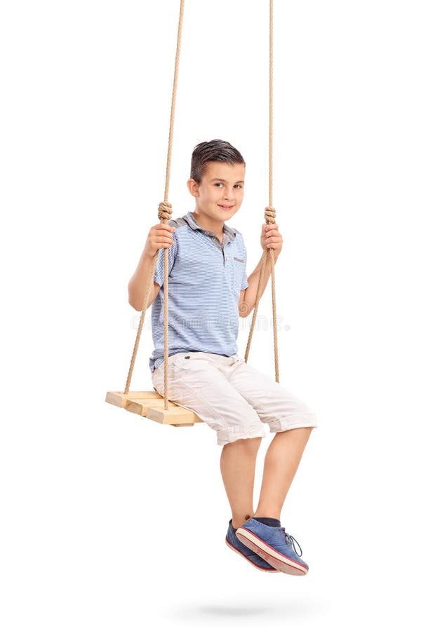 Petit enfant joyeux s'asseyant sur une oscillation photos stock