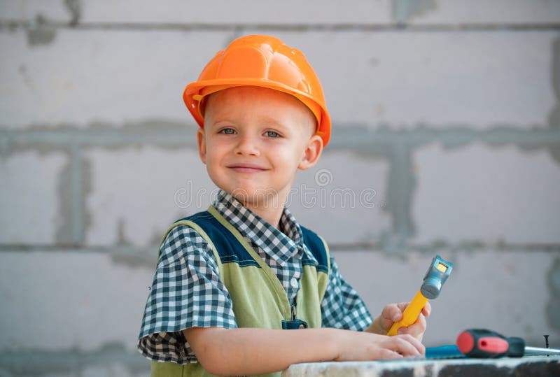 Enfant Garçon Tord Le Boulon Avec Un Tournevis Enfant Réparateur Avec Outil  De Réparation Enfant En Casque Et Combinaison Sur Chantier Petit Ingénieur  Ouvrier