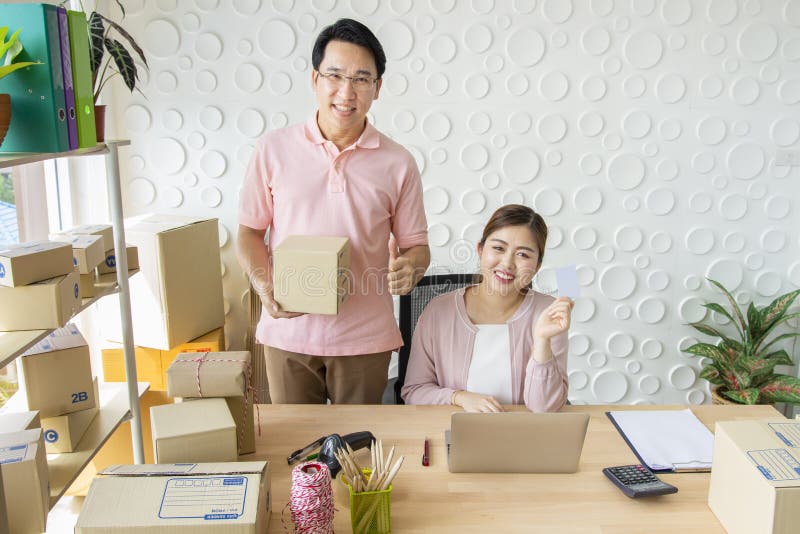 Petit entrepreneur de démarrage à la maison ordre indépendant de produit de contrôle de vendeur de couples, marchandises de embal photographie stock libre de droits Petit entrepreneur de démarrage à la maison ordre indépendant de produit de contrôle de vendeur de couples, marchandises de embal photographie stock libre de droits