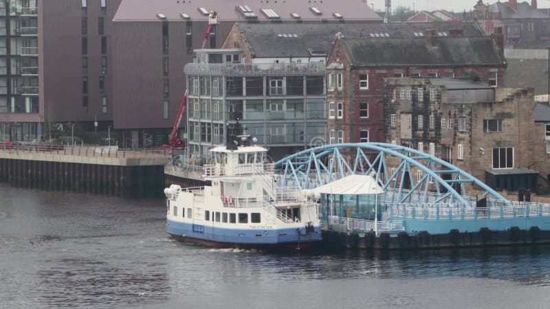 Petit ferry amarré au passager quai en attendant sur la traversée de la rivière clips vidéos