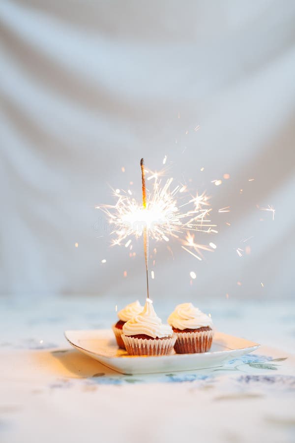 G?teau D'anniversaire Avec Le Cierge Magique Sur Le Vieux Fond En Bois  Photo stock - Image du heureux, fond: 148536370