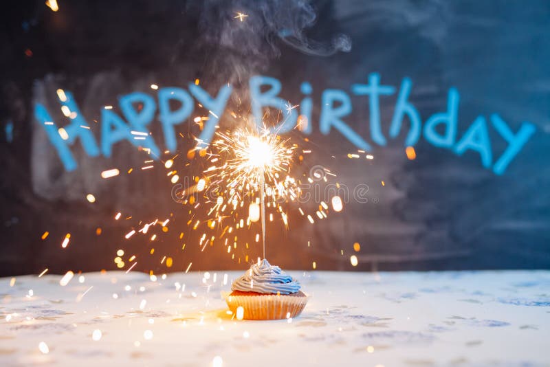 G?teau D'anniversaire Avec Le Cierge Magique Sur Le Vieux Fond En Bois  Photo stock - Image du heureux, fond: 148536370