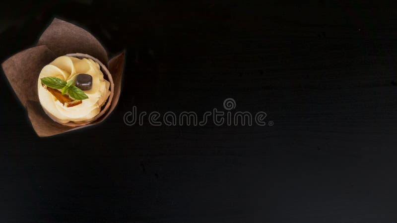 Petit Gateau De Dessert De Nourriture Avec La Menthe Chocolat Noir Citron Avec Le Citron Jaune Remplissant Sur Une Table Noire Image Stock Image Du Creme Monnayage