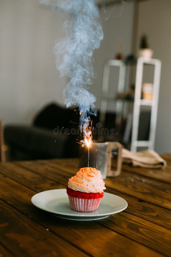 Petit Gâteau Rose D'anniversaire Avec La Bougie D'étincelle Image stock -  Image du délicieux, mignon: 104858229