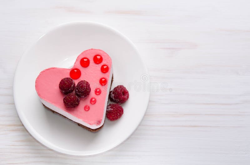 Petit Gateau Sous Forme De Coeur Sur La Table Image Stock Image Du Repas Table