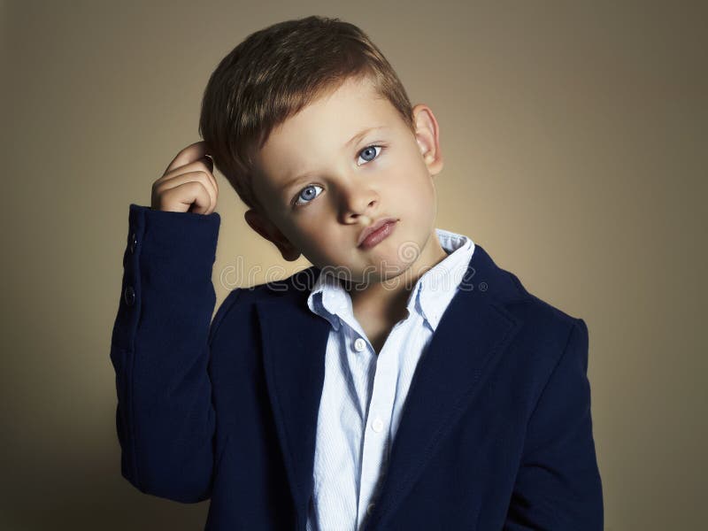 Petit Garçon à La Mode Enfant élégant Dans Le Costume Image stock