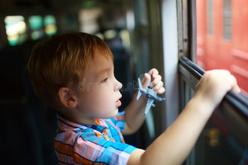 Enfant Dans La Voiture Avec La Tablette Image stock - Image du