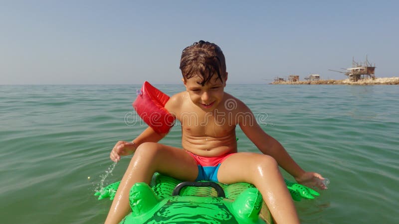 Bébé Avec Brassards Dans Une Mer Banque D'Images et Photos Libres