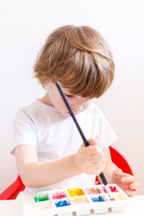 Petit Enfant Jouant Avec L'ensemble D'archéologie De Jouets