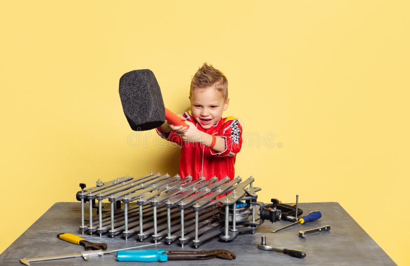 Poster Petit garçon drôle de mécanicien avec des outils de clés