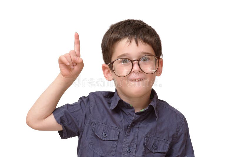 Petit garçon dans les lunettes ronds soulevant le doigt photographie stock libre de droits Petit garçon dans les lunettes ronds soulevant le doigt photographie stock libre de droits