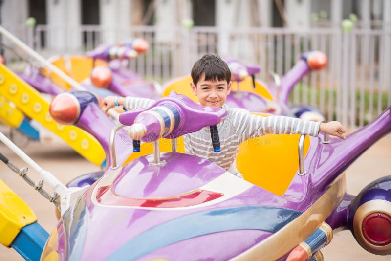 Petit garçon en parc d'attractions extérieur images stock Petit garçon en parc d'attractions extérieur images stock