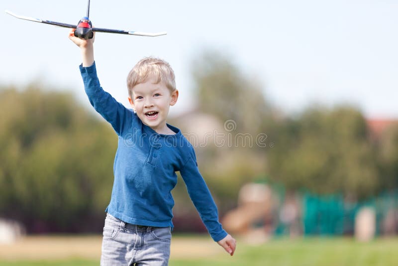 Enfant jouant avec un avion