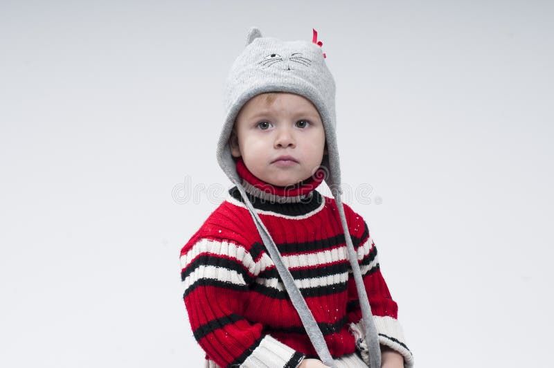 Petit garçon habillé dans des vêtements d'hiver images stock Petit garçon habillé dans des vêtements d'hiver images stock