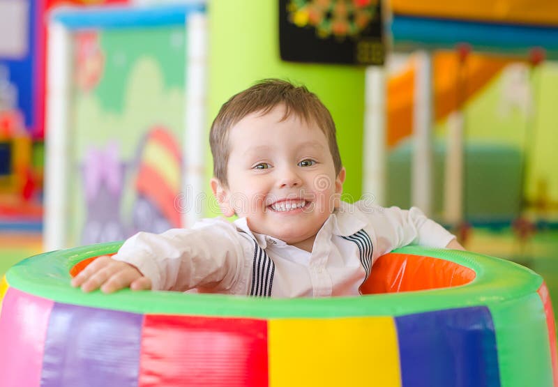Jeu heureux de petit garçon photos stock Jeu heureux de petit garçon photos stock