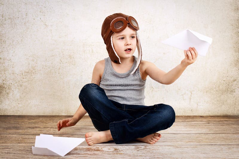 Petit garçon jouant avec les avions de papier photos libres de droits Petit garçon jouant avec les avions de papier photos libres de droits
