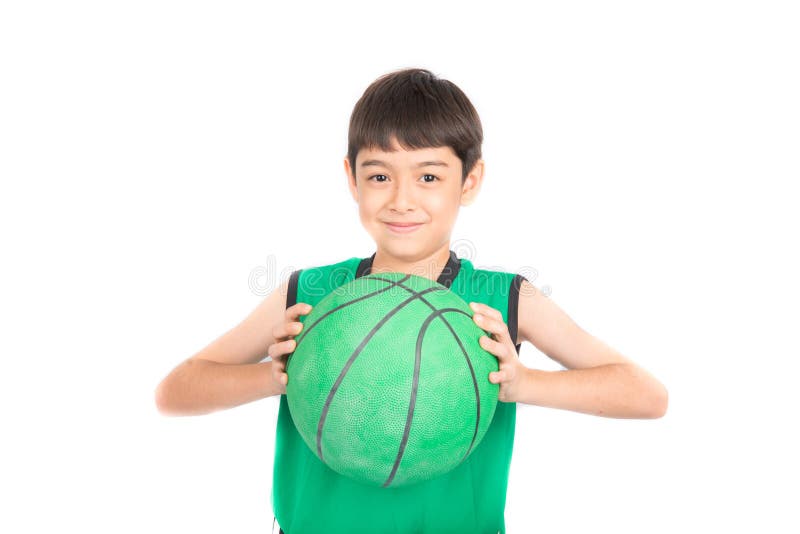 Petit garçon jouant le basket-ball vert dans le sport vert d'uniforme de PE