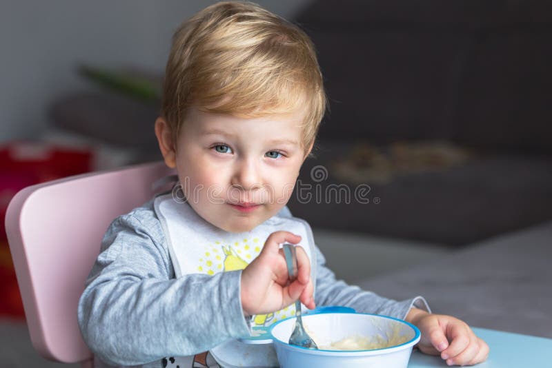 Petit garçon mangeant le déjeuner image stock Petit garçon mangeant le déjeuner image stock