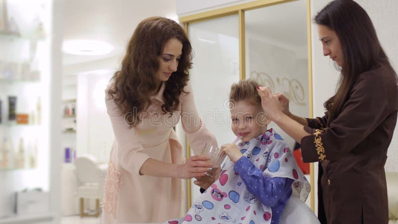 Petit garçon mignon dans le raseur-coiffeur