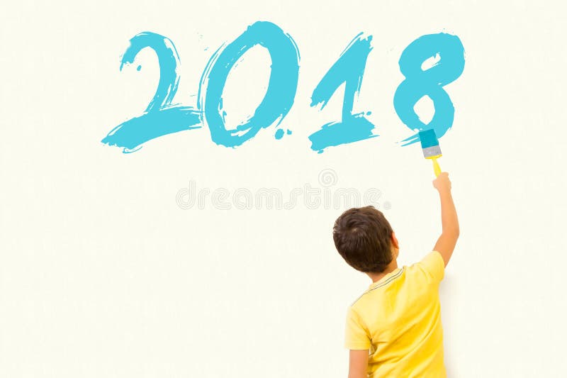 Petit garçon mignon dessinant la nouvelle année 2018 avec la brosse de peinture sur wal photographie stock libre de droits