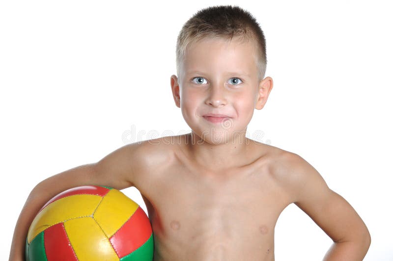 Petit garçon mignon jouant la boule du football d'isolement image stock Petit garçon mignon jouant la boule du football d'isolement image stock