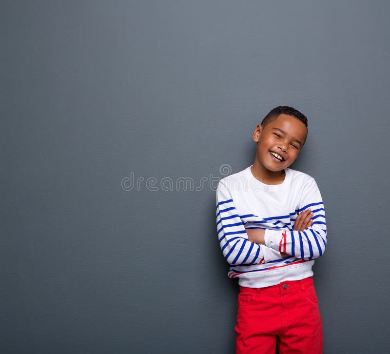 Petit garçon mignon souriant avec des bras croisés photo stock Petit garçon mignon souriant avec des bras croisés photo stock