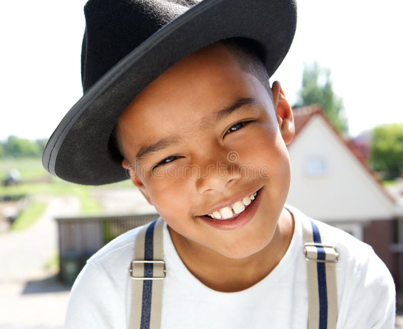Petit garçon mignon souriant avec le chapeau dehors images stock Petit garçon mignon souriant avec le chapeau dehors images stock
