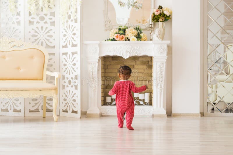 Petit garçon mignon à la maison photographie stock Petit garçon mignon à la maison photographie stock