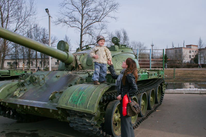 petit garçon s'élevant par le réservoir la mère et son fils ont l'amusement dans le parc images stock petit garçon s'élevant par le réservoir la mère et son fils ont l'amusement dans le parc images stock