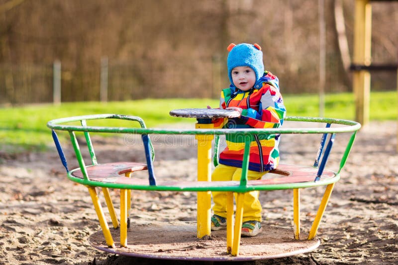 Download Petit Garçon Sur Le Terrain De Jeu En Automne Photo stock - Image du mignon, drôle: 77152666