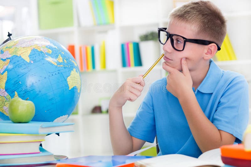 Petit garçon étudiant au sujet du monde, et thinkig quelque chose photographie stock Petit garçon étudiant au sujet du monde, et thinkig quelque chose photographie stock