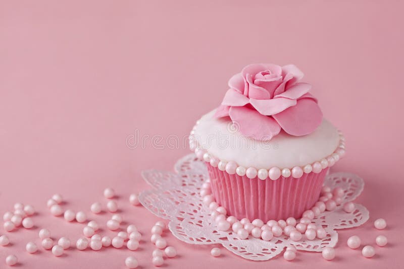 Petit gâteau avec les fleurs roses photographie stock libre de droits Petit gâteau avec les fleurs roses photographie stock libre de droits