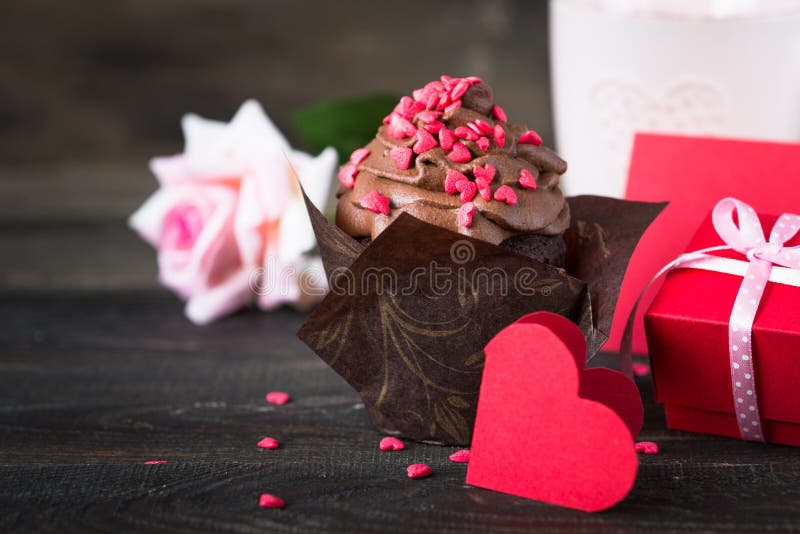 Petit gâteau de chocolat avec la crème fouettée pour le jour du ` s de Valentine photos stock Petit gâteau de chocolat avec la crème fouettée pour le jour du ` s de Valentine photos stock