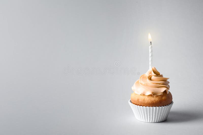 Petit gâteau délicieux d'anniversaire avec la bougie et l'espace image stock Petit gâteau délicieux d'anniversaire avec la bougie et l'espace image stock
