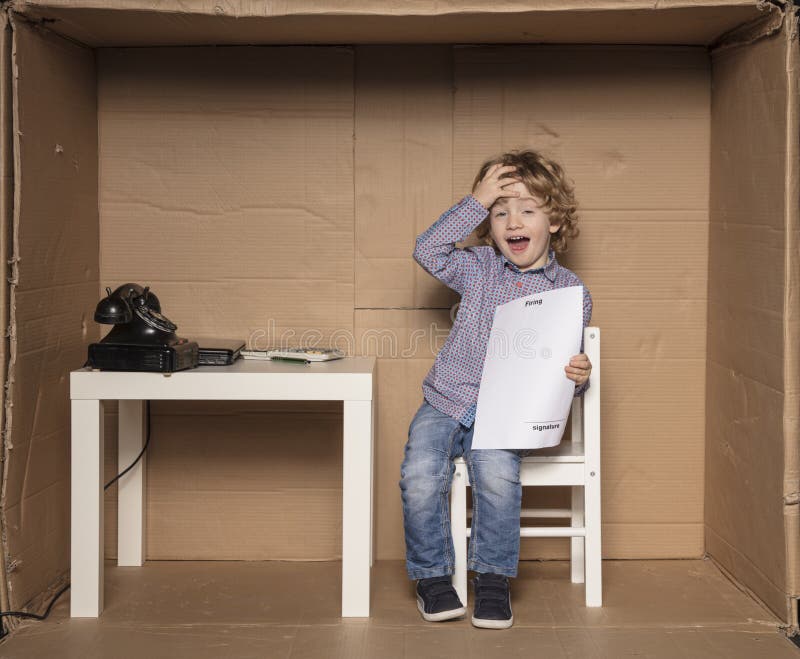 Petit homme d'affaires choqué par renvoi image libre de droits Petit homme d'affaires choqué par renvoi image libre de droits