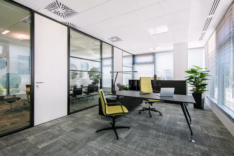Petit intérieur moderne de salle de réunion de bureau et de lieu de réunion avec des bureaux, chaises