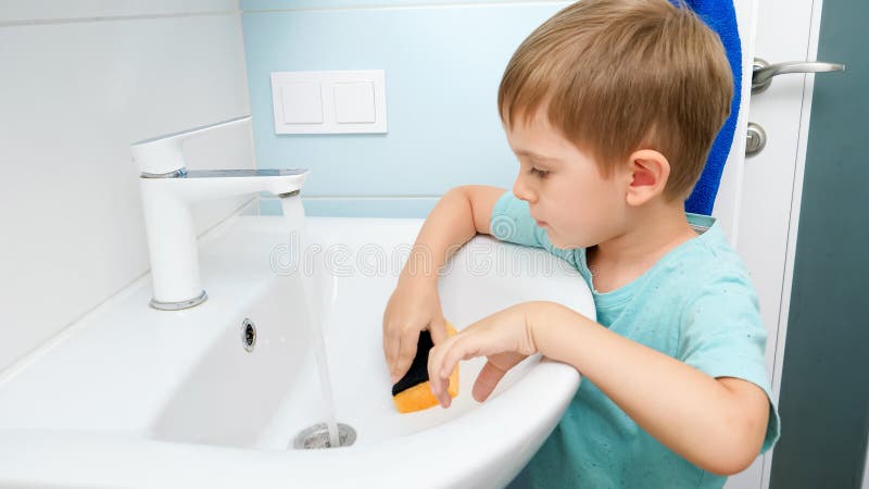 Petit Lavabo D'eau De Lavage De Garçon D'enfants En Bas âge Dans La Salle  De Bains, Tout En Faisant Des Parents Des Tâches Ménagèr Photo stock -  Image du enfant, femelle: 206842246