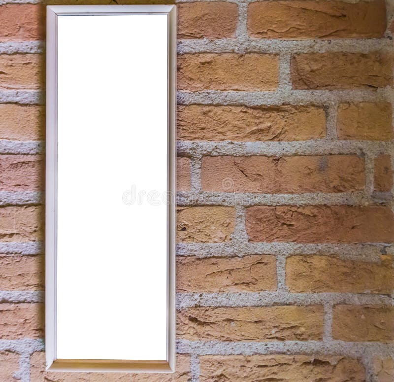 Petit long cadre de tableau de forme rectangulaire blanc de blanc accrochant sur un fond de mur de briques photos stock Petit long cadre de tableau de forme rectangulaire blanc de blanc accrochant sur un fond de mur de briques photos stock