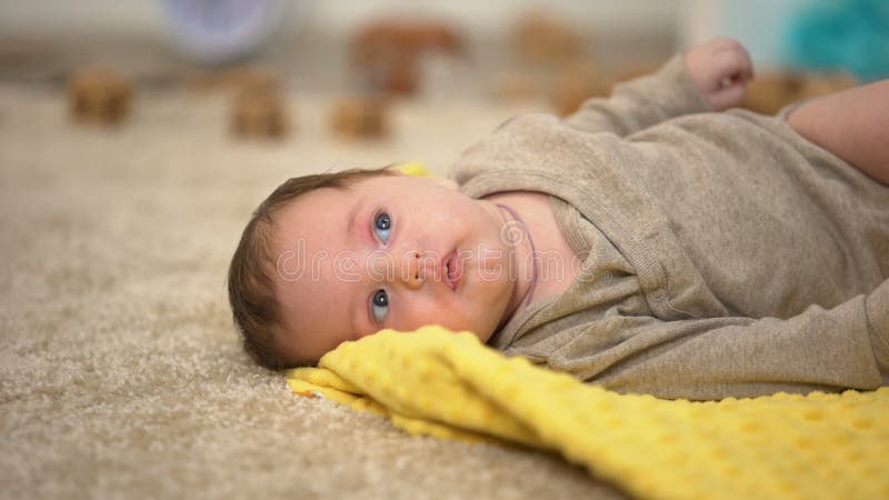 Petit mensonge adorable de bébé, statistiques de naissance et aide gouvernementale d'enfants clips vidéos