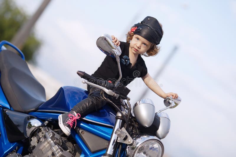 Petit Motard Protection Moto Sur Une Moto Pour Enfants Tient — Photo  éditoriale © bukhta79 #247219648
