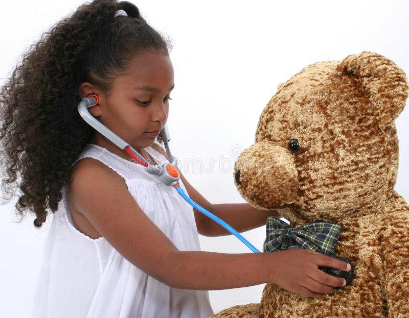 Petit ours de nounours de jeu adorable de docteur To A au-dessus de blanc photographie stock libre de droits Petit ours de nounours de jeu adorable de docteur To A au-dessus de blanc photographie stock libre de droits