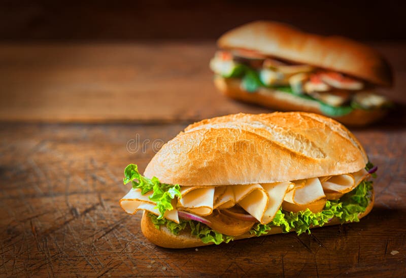 Petit pain croustillant délicieux de jambon sur une table rustique photographie stock Petit pain croustillant délicieux de jambon sur une table rustique photographie stock