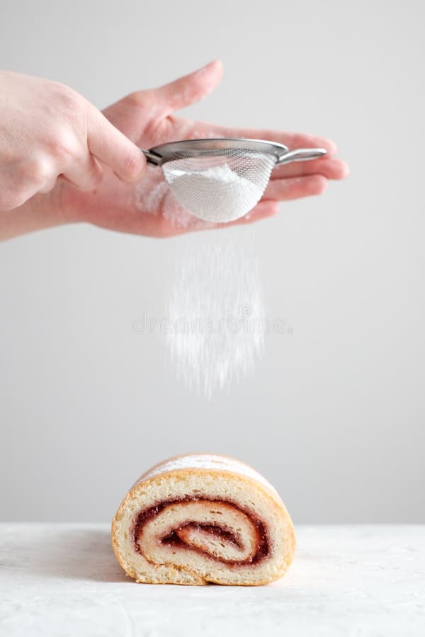 Petit pain de biscuit avec la confiture images libres de droits Petit pain de biscuit avec la confiture images libres de droits