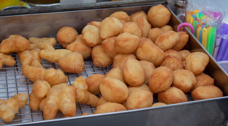 Petit pain de la pâte, fait frire et cuit à la vapeur frit photos libres de droits Petit pain de la pâte, fait frire et cuit à la vapeur frit photos libres de droits