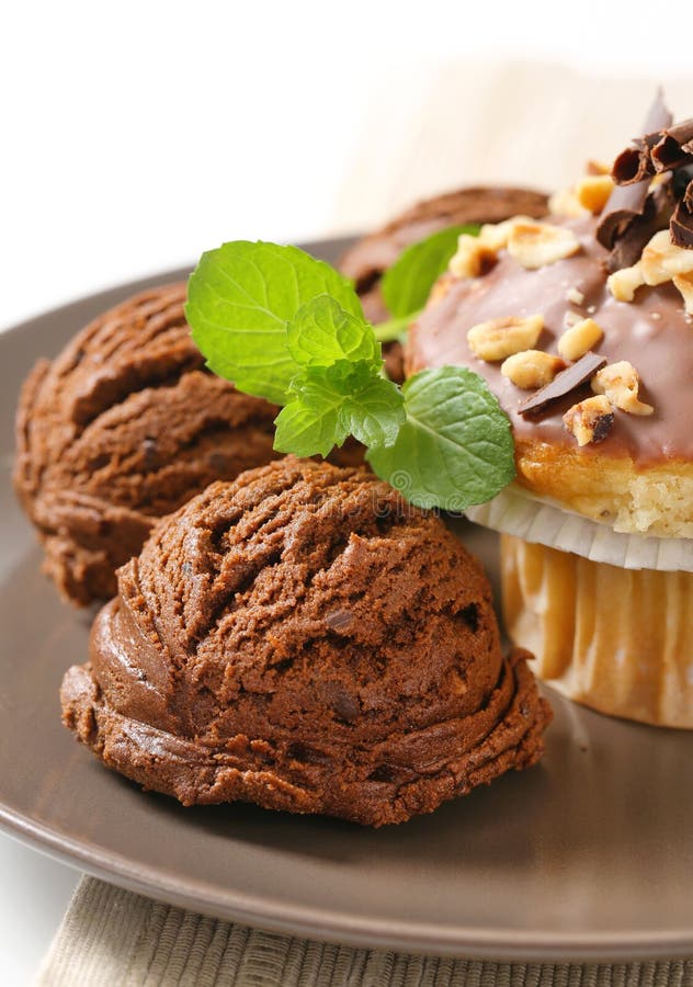 Petit pain de noisette et crème glacée de chocolat image stock Petit pain de noisette et crème glacée de chocolat image stock