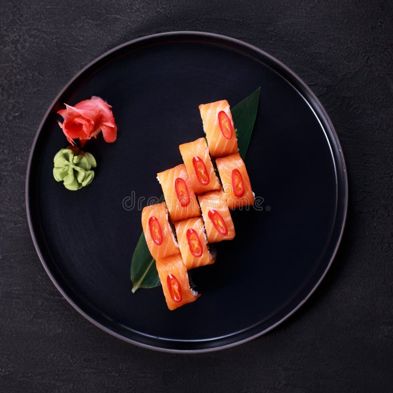 Petit pain de sushi avec le menu de restaurant saumoné et japonais images libres de droits Petit pain de sushi avec le menu de restaurant saumoné et japonais images libres de droits