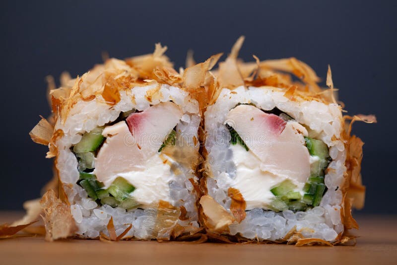 Petit pain de sushi avec le poulet, le fromage et le concombre photographie stock libre de droits Petit pain de sushi avec le poulet, le fromage et le concombre photographie stock libre de droits